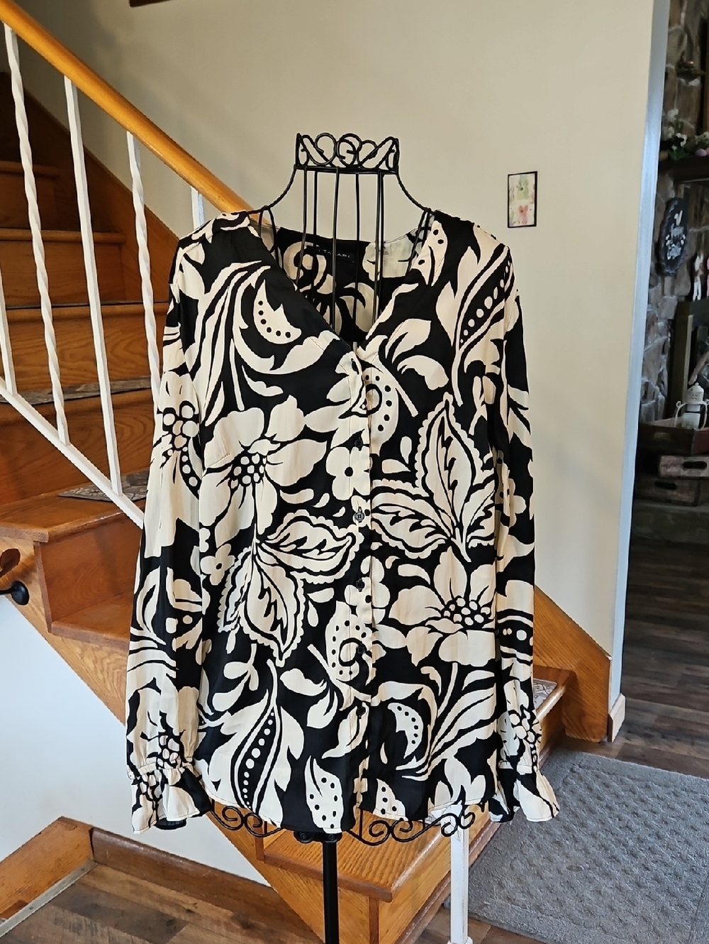 👚T Tahari Black & Cream Floral Button-Front Blouse